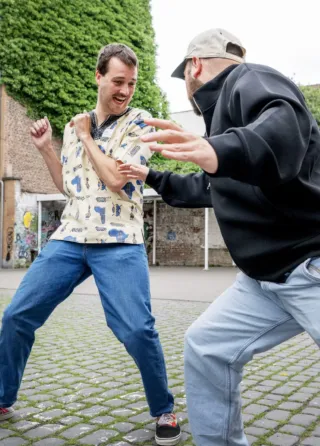 Een jeugdwerker speelt een conflictsituatie na met een acteur tijdens een praktijkgerichte vorming over omgaan met ambras.